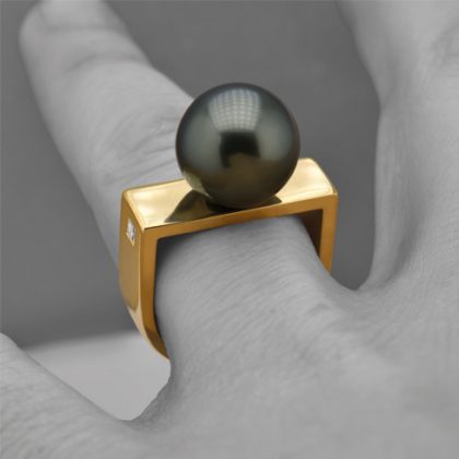 Queens by Daniela Komatović